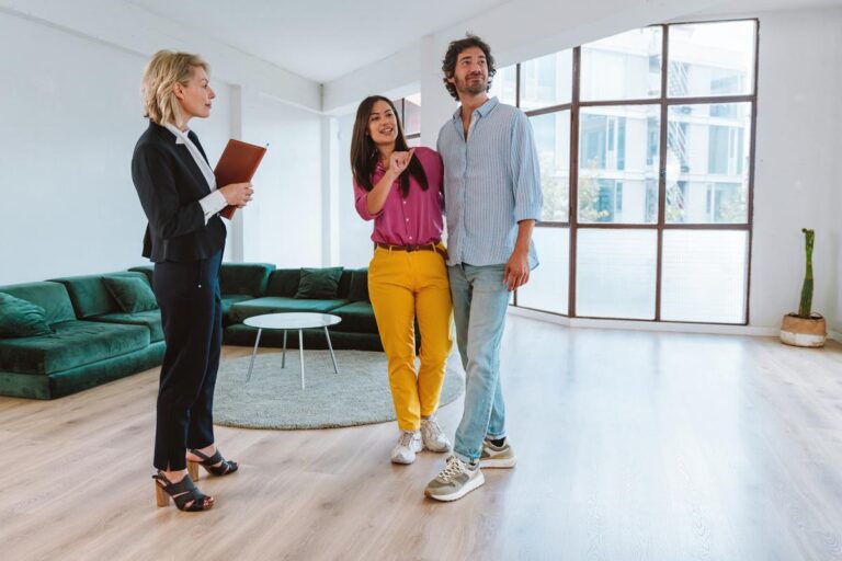 Devenir agent immobilier : formations, statuts et revenus