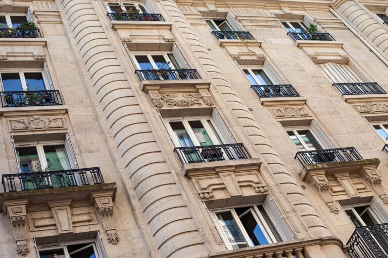 Prix de l&rsquo;immobilier ancien : pourquoi la baisse s&rsquo;essouffle